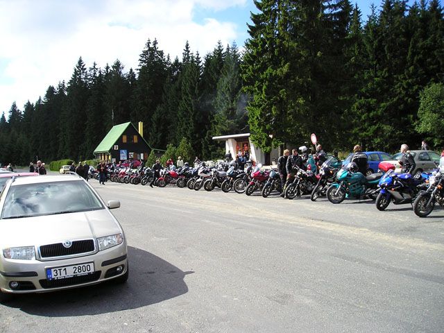 Nás mnógo