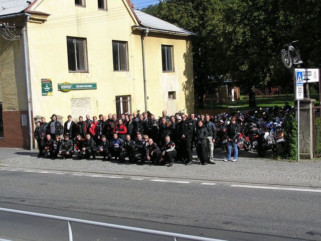 Skupinové foto u veterán muzea 2
