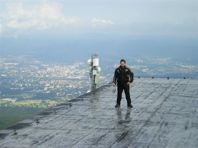 Ještěd - Peno na střeše budovy