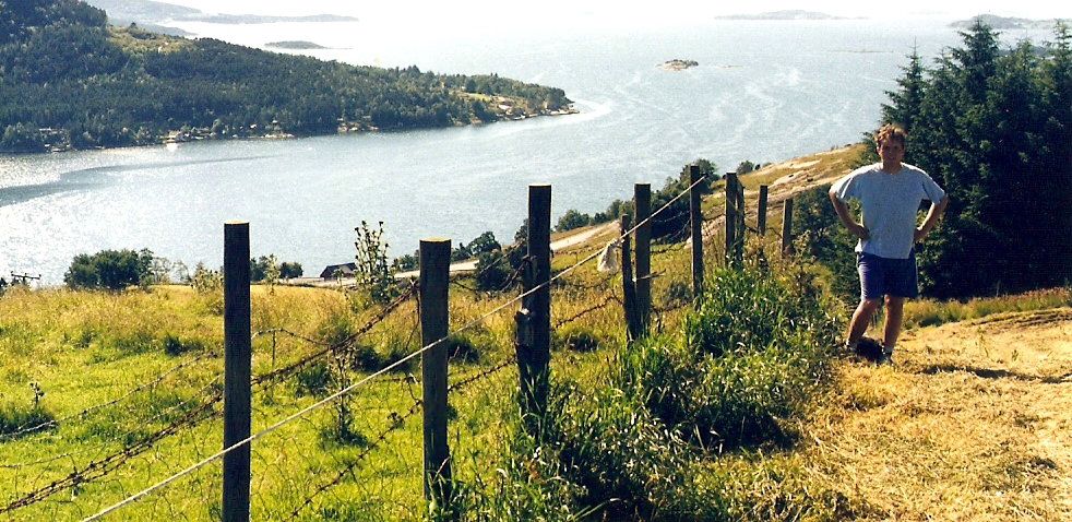 V pozadí ropné plošiny u Stavangeru
