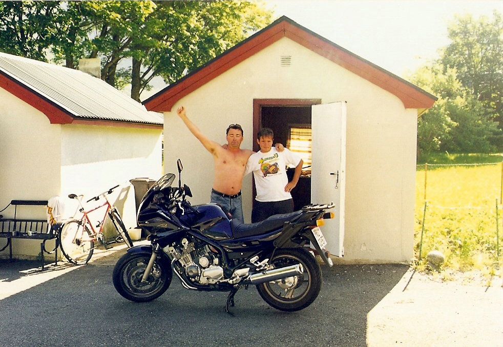 Naše obydlí u Eidfjordu s norským notorikem