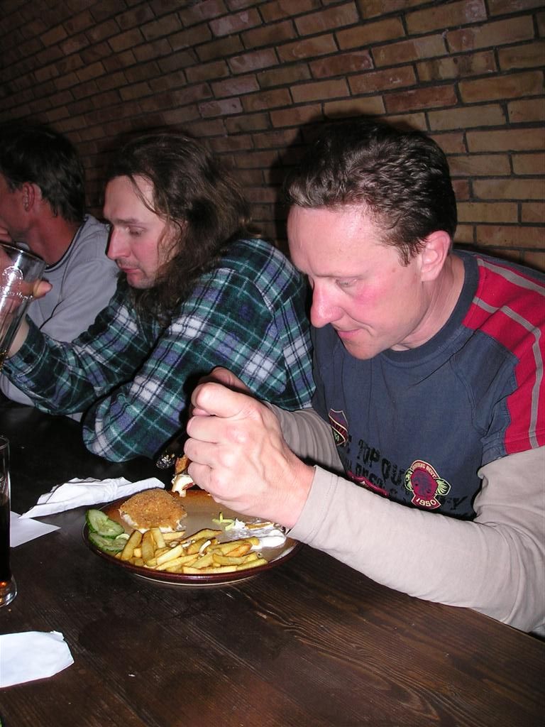 Hladový Zděněk, v pozadí utahaný "afričan".